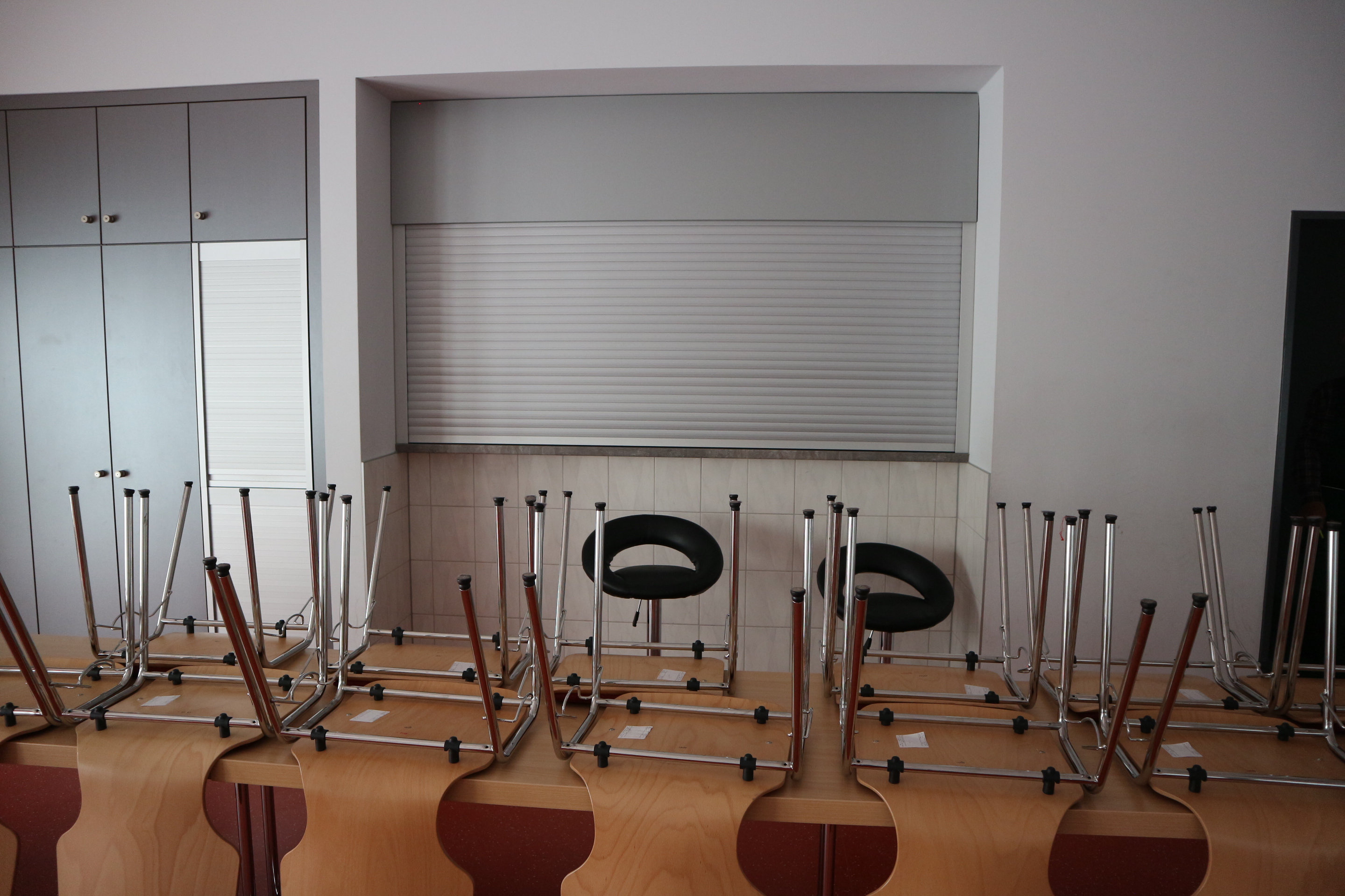 1535030e67Raum_2_Blick_zur_Durchreiche_Kueche.JPG